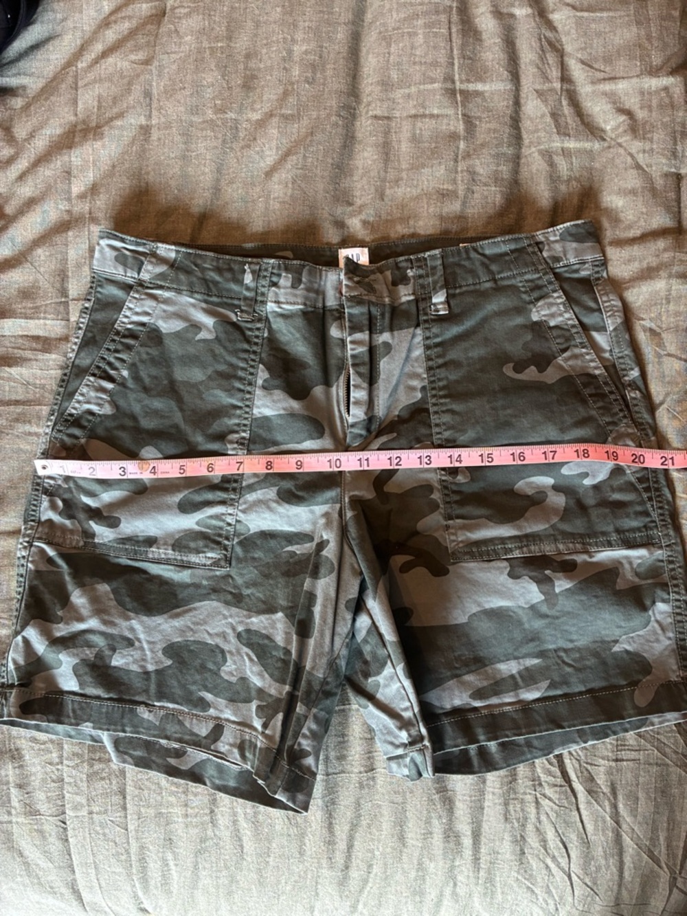 GAP Women's Camouflage Cargo Shorts - Gray/Green